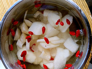 5、冰糖雪梨,倒入矿泉水!矿泉水有点甜!嘻嘻