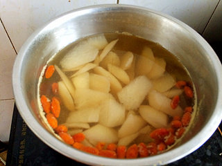 8、冰糖雪梨,大概大火煮半个小时吧,成鲜黄状就ok啦