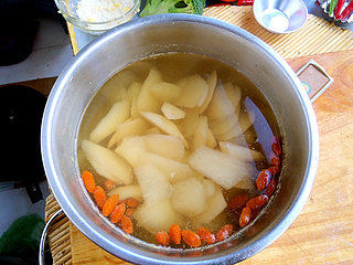 9、冰糖雪梨,凉凉后的口感才会更好的!一定要等到凉凉啊