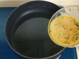 3、年年高,热锅冷油，待油温升高倒入蛋液