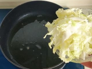 6、年年高,用锅里的底油炒黄芽菜