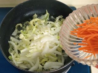 7、年年高,倒入胡萝卜丝翻炒