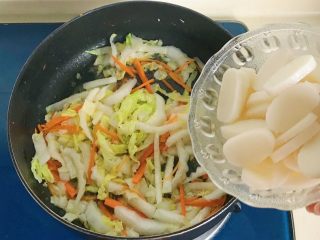 8、年年高,倒入年糕片翻炒片刻