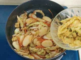 11、年年高,倒入鸡蛋翻炒