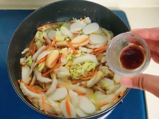 10、年年高,倒入蚝油翻炒均匀