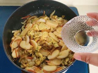 12、年年高,加入水翻炒片刻