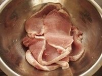 1、猪排丼,猪排洗净沥干,稍微浅浅切几刀(不要切断)或者用刀背拍一下。我让菜市场的师傅切得比较薄,所以就没有处理,炸出来还是挺嫩的。