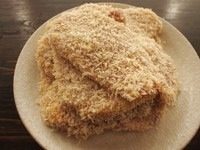 2、猪排丼,取一个鸡蛋打成蛋液,猪排两面抹上少许盐和白胡椒以后分别裹上面粉、蛋液和面包粉备用。