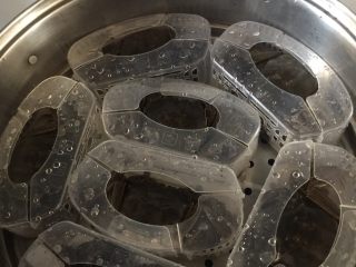 4、清蒸大闸蟹,上锅里 开始蒸 这是独立包装的 ???????????? 放入葱段 姜片