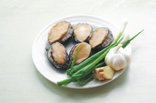 1、葱油鲍鱼,准备所需材料。