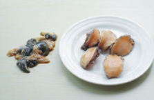 2、葱油鲍鱼,将鲍鱼肉剥出壳，刷干净壳，再剔去黑色的泥状部位，将肉洗净备用。