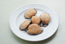 3、葱油鲍鱼,把鲍鱼肉切上花刀。