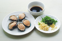 4、葱油鲍鱼,葱姜蒜分别切成末备用，蒸鱼豉油加料酒和白胡椒粉拌匀备用。