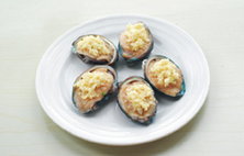 5、葱油鲍鱼,把姜蒜末撒在鲍鱼肉上。