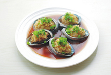 7、葱油鲍鱼,端出锅撒上葱花。