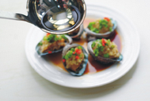 8、葱油鲍鱼,将烧好的热油浇在葱花上即可。