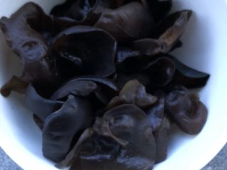 1、清炒黑木耳黄花菜,黑木耳泡水半天