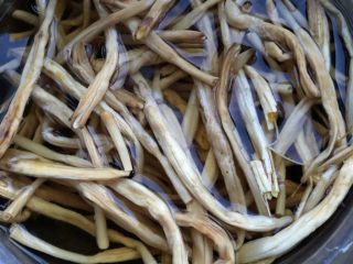 2、清炒黑木耳黄花菜,黄花菜也浸泡水里半天