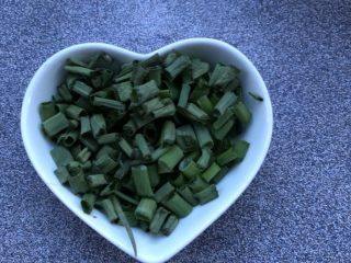 3、清炒黑木耳黄花菜,香葱剪碎