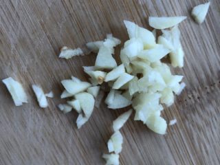 4、清炒黑木耳黄花菜,蒜剁末