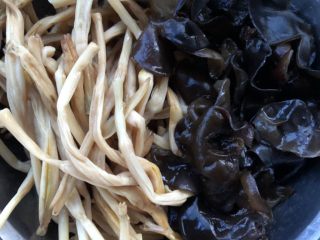 5、清炒黑木耳黄花菜,黑木耳撕小朵，黄花菜去硬梗