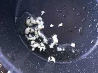 6、清炒黑木耳黄花菜,倒油炒香蒜末