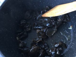 7、清炒黑木耳黄花菜,下入黑木耳煸炒