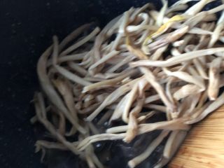 8、清炒黑木耳黄花菜,再下黄花菜翻炒均匀