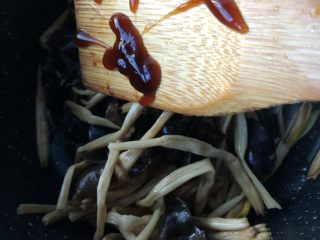 9、清炒黑木耳黄花菜,下入调料略煮