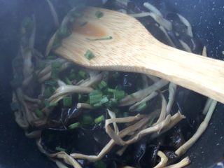 10、清炒黑木耳黄花菜,出锅前撒葱花