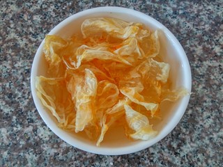 4、鱼胶大骨汤,鱼胶用水浸泡20分钟