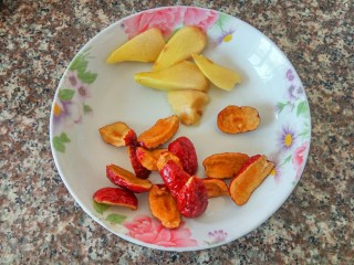 5、鱼胶大骨汤,红枣去核、姜去皮切片、清洗干净