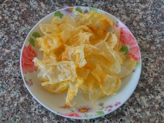 6、鱼胶大骨汤,鱼胶清洗干净、沥干水份