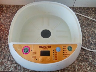 11、鱼胶大骨汤,电炖锅内加入适量清水