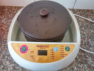 12、鱼胶大骨汤,放入炖盅、盖好电炖锅盖子