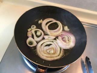 6、布里欧修黄油汉堡包????,锅中放入少量油，炒香洋葱翻炒变成透明炒香