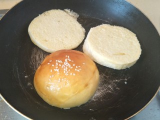 11、布里欧修黄油汉堡包????,黄油面包????放入锅中小火煎至金黄