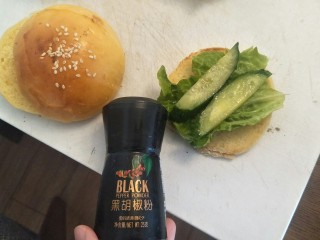 12、布里欧修黄油汉堡包????,随意组装铺自己喜欢吃的我加了一点黑胡椒调味