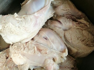 3、白切羊肉,锅里的热水倒掉后，用温水把沾在羊肉上面的血沫及絮状物冲洗干净。