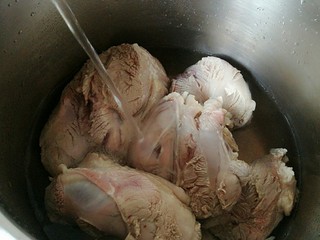 4、白切羊肉,锅里重新加入水放入羊肉，水量要莫过羊肉。