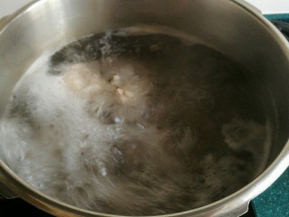 5、白切羊肉,大火烧开。这次锅里边的浮沫变得很少，轻轻用勺子就能盛撇干净。锅里的汤水也很清不混浊。