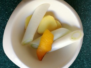 7、白切羊肉,放入姜片、大葱、陈皮（家里没有只好用鲜橘子皮代替）