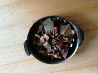 8、白切羊肉,再放入花椒、小茴香、桂皮、八角、香叶等香料给羊肉增香而且去膻味。