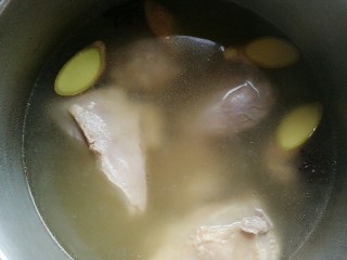 10、白切羊肉,然后改成小火，煮差不多1.5—2小时左右。煮制时间根据羊肉的多少和肉质老嫩决定。