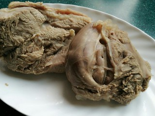 12、白切羊肉,煮好的羊肉不要泡在汤里面，捞出来放到冰箱里冷藏，让羊肉变得紧实，切的时候不宜碎能成型。