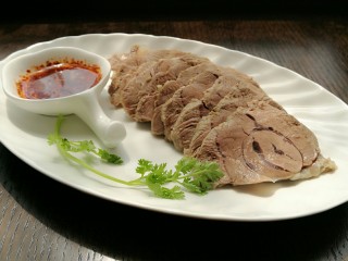 13、白切羊肉,切好的羊肉可以蘸蒜泥、孜然，辣酱都可以。
