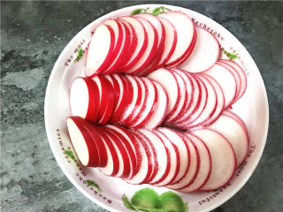 3、酸辣萝卜,放入一大勺盐拌匀。