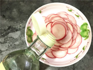 6、酸辣萝卜,40分钟时后，腌好的萝卜 挤水摆上在盘子里，倒入15毫升白醋。