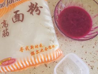1、三鲜火龙果手擀面,准备和面的材料(盐少许，火龙果汁，高粉)