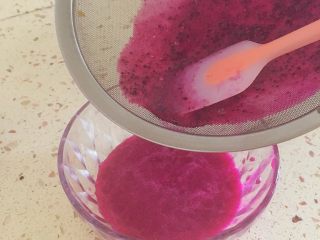 2、三鲜火龙果手擀面,因为家里宝贝不爱吃火龙果，所以我用料理机打碎后过滤了一遍。